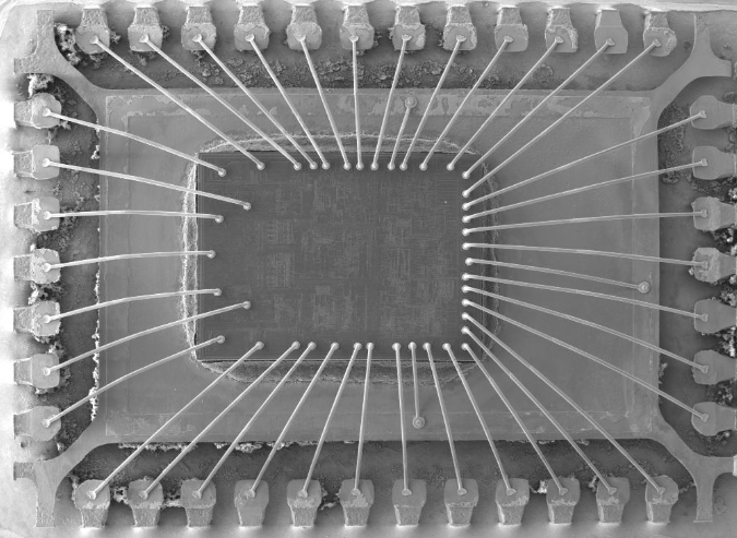 IC芯片開蓋失效檢測前后對比圖，展示焊盤橋接故障點位